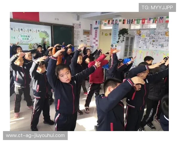 《女足精神的绚丽画卷：从绿茵场到艺术殿堂的永恒表达》